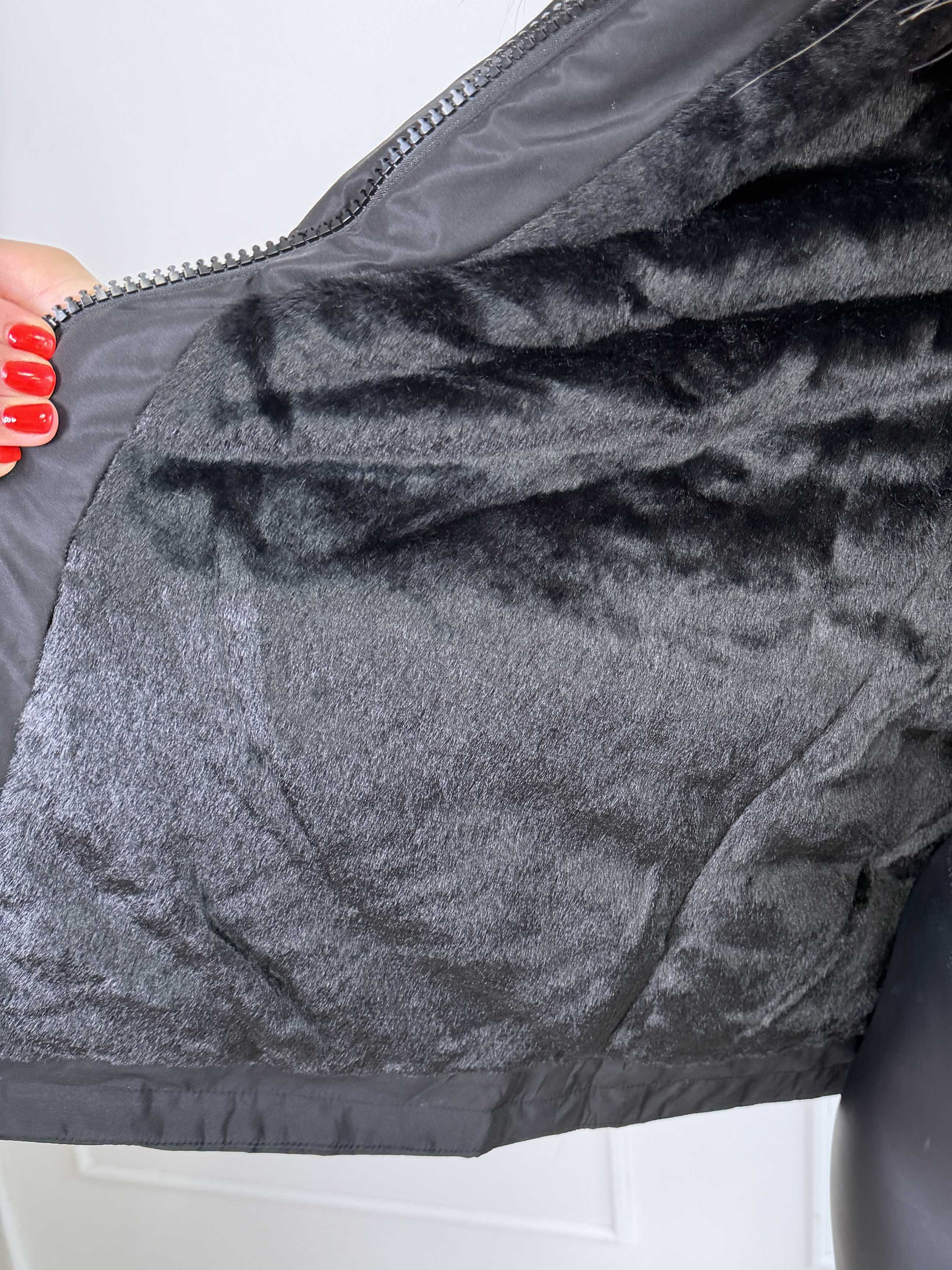 Miamaia – Varm och snygg dunjacka med krage i mjuk fuskpäls